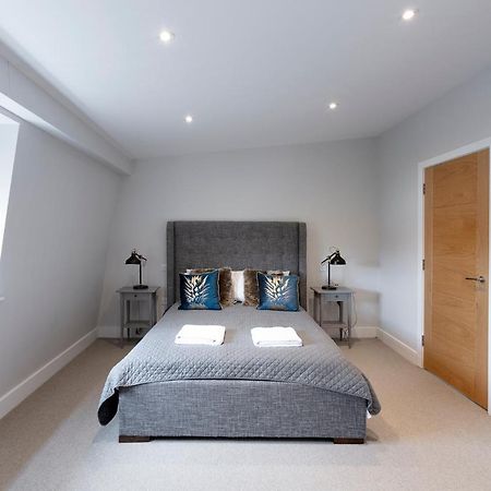 Immaculate Central Windsor Town House With Parking Exterior foto